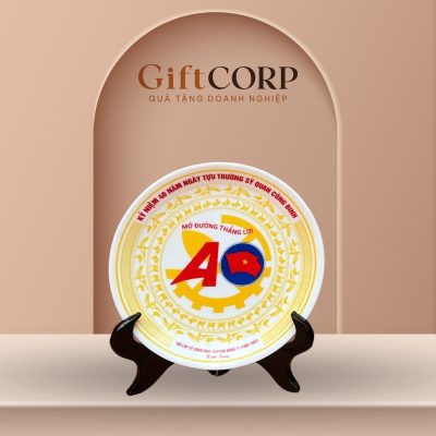 Đĩa biểu trưng quà tặng in logo gốm sứ phi 18 kèm đế gỗ