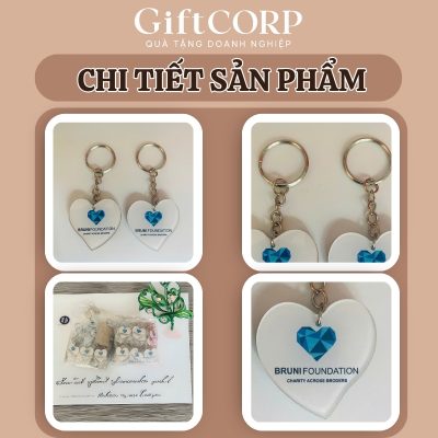 Hình ảnh thực tế logo được in rõ nét trên bề mặt móc khóa
