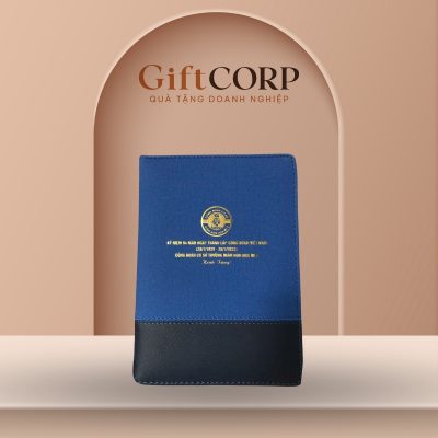 Sổ da quà tặng in logo còng 2 khúc kín bìa màu xanh đen SD-03