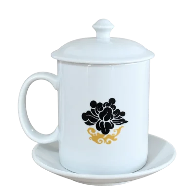 Ảnh tách nền từ mẫu Cốc sứ trắng quà tặng in logo quai C có nắp và đĩa lót LS-01
