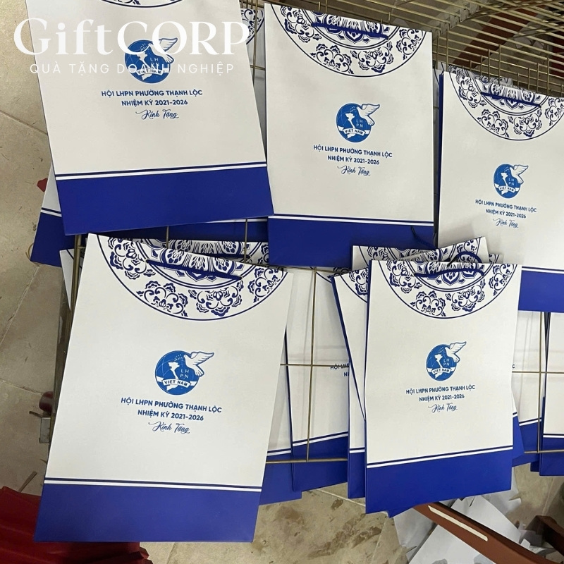 Túi giấy đựng quà tặng in logo