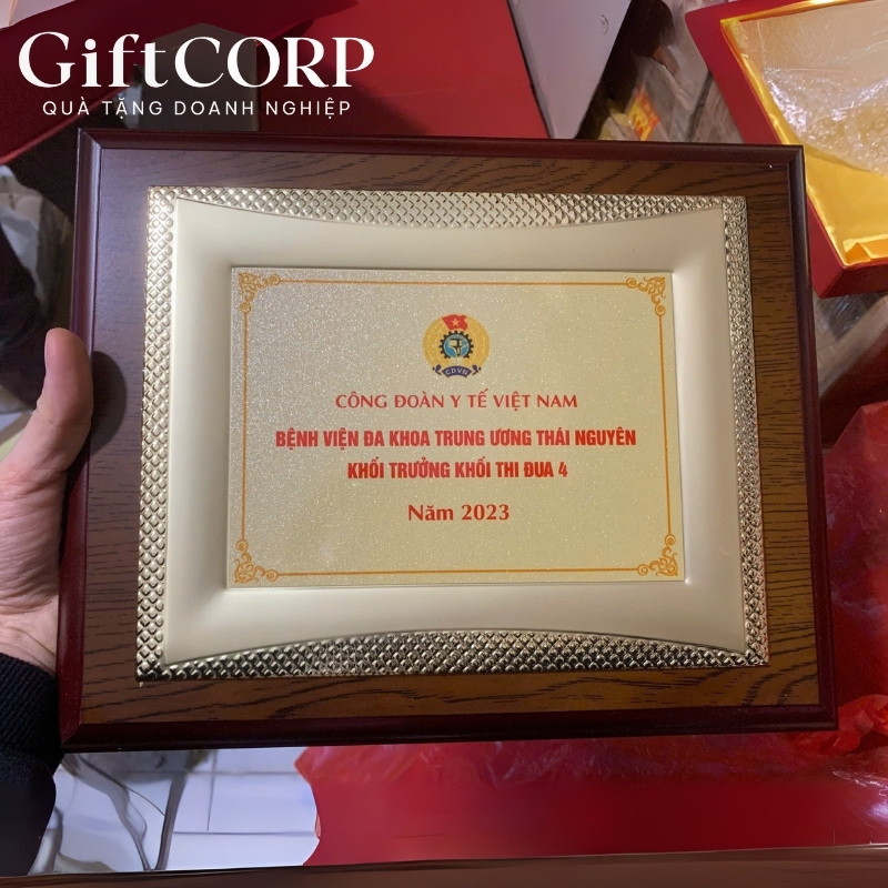 Biểu trưng gỗ đồng quà tặng