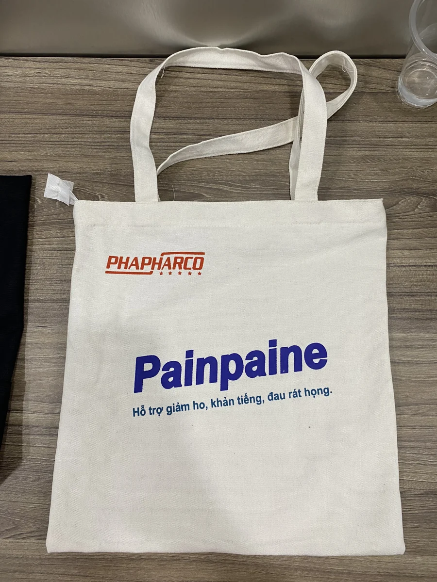 Túi trắng có logo PHAPHARCO đỏ, chữ Painpaine xanh lớn và dòng chữ nhỏ bên dưới