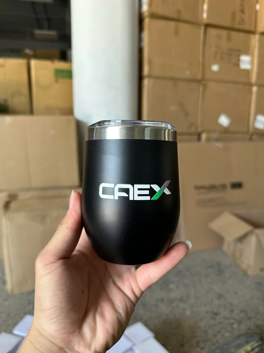 Tay cầm ly đen có chữ CAEX sáng và phần chữ X xanh–tím