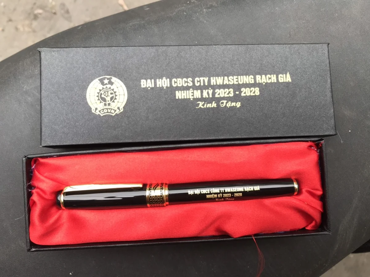 Bút đen trong hộp lót đỏ có chữ và nhiệm kỳ trên cả thân bút và nắp hộp