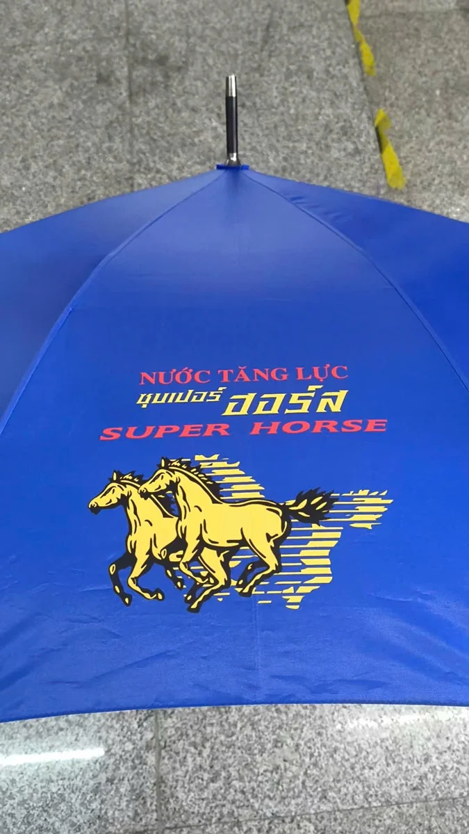 Tán dù xanh có hình hai ngựa vàng, chữ Super Horse nhiều dòng và đường ráp quanh vùng in
