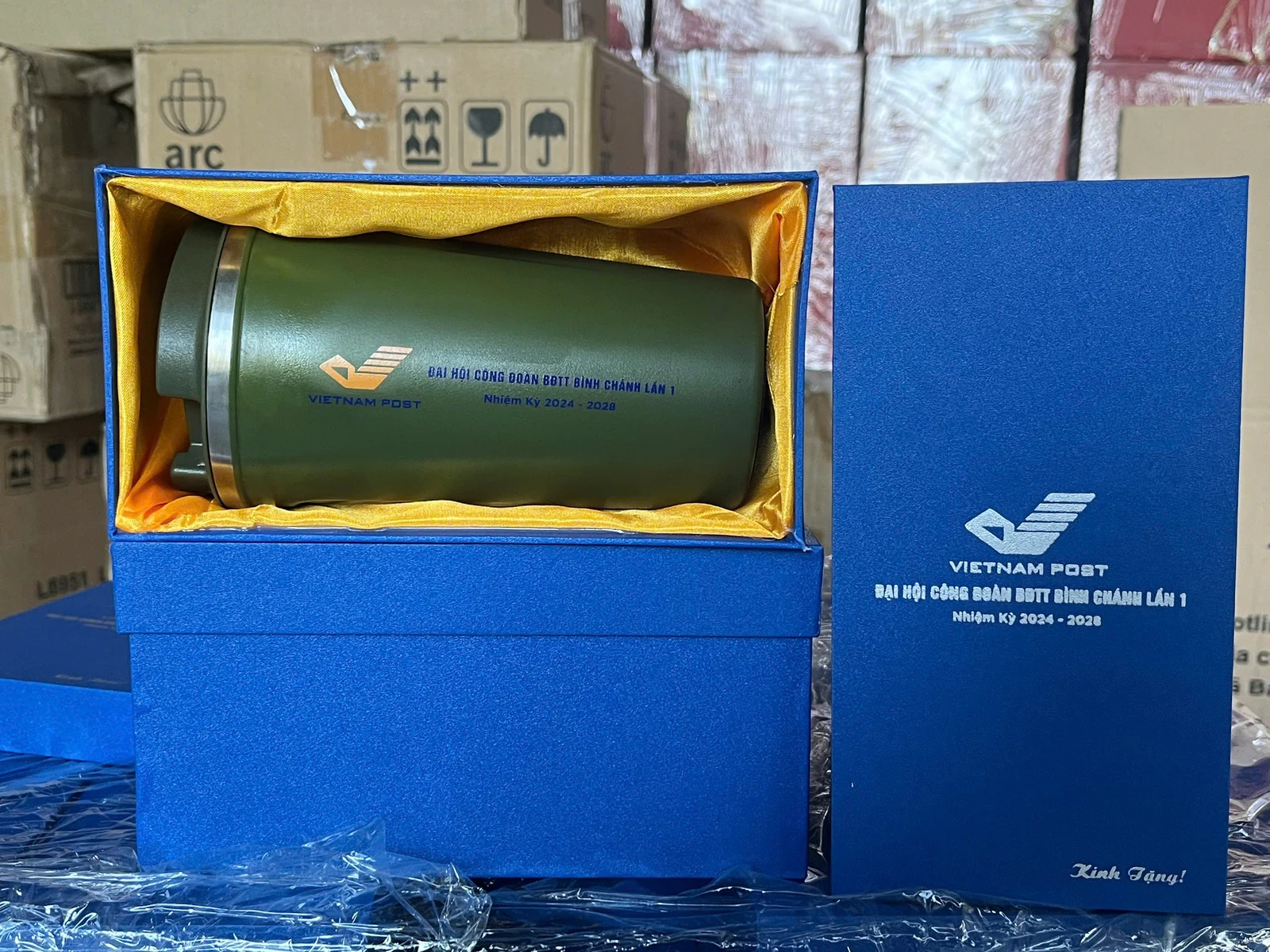 Bình xanh in Vietnam Post trong hộp xanh lót vàng, nắp rời có nhận diện và lời tặng