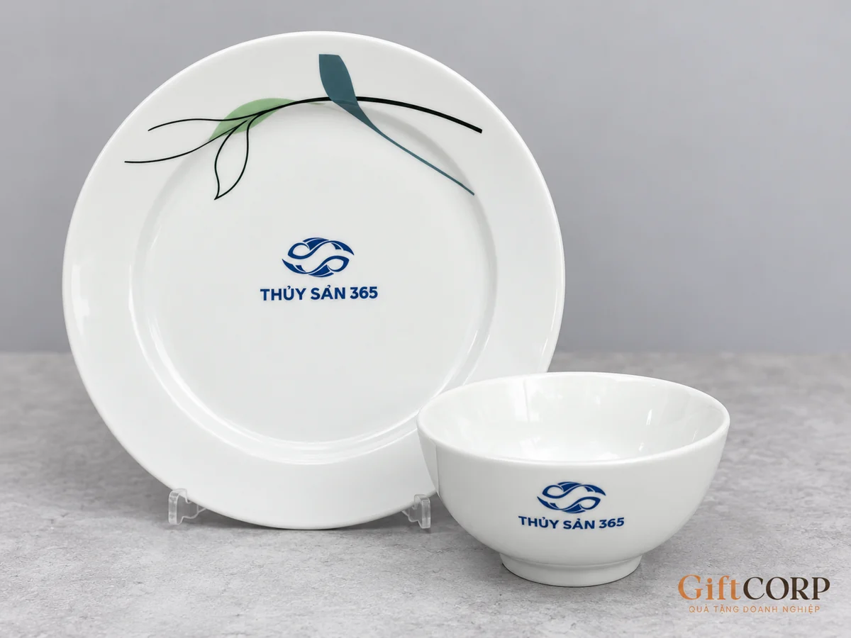 Đĩa và bát trắng có nhận diện THỦY SẢN 365 ở hai mặt cong khác nhau