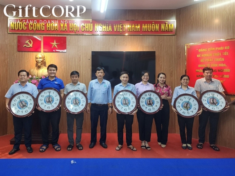 Tặng quà cho cán bộ công nhân viên