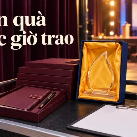 Cảnh dựng xe đẩy hậu trường có hộp sổ và biểu trưng, chữ Nhận quà trước giờ trao