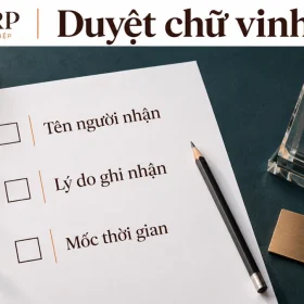 Cảnh dựng bảng ba trường Tên người nhận, Lý do ghi nhận, Mốc thời gian cạnh phôi kỷ niệm chương và tấm kim loại, có chữ Duyệt chữ vinh danh cùng logo GiftCorp