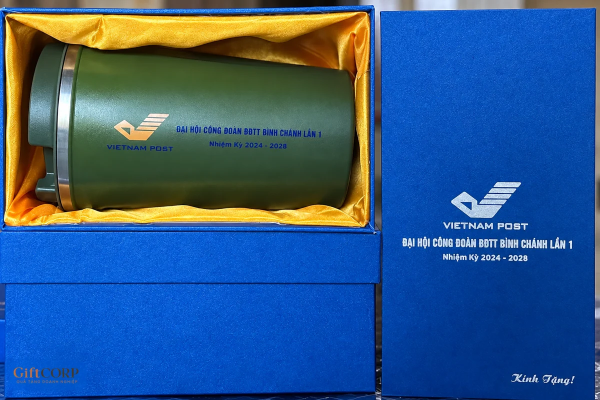 Góc cận bình xanh trong hộp lót vàng và nắp xanh, cả hai vùng có nhận diện Vietnam Post
