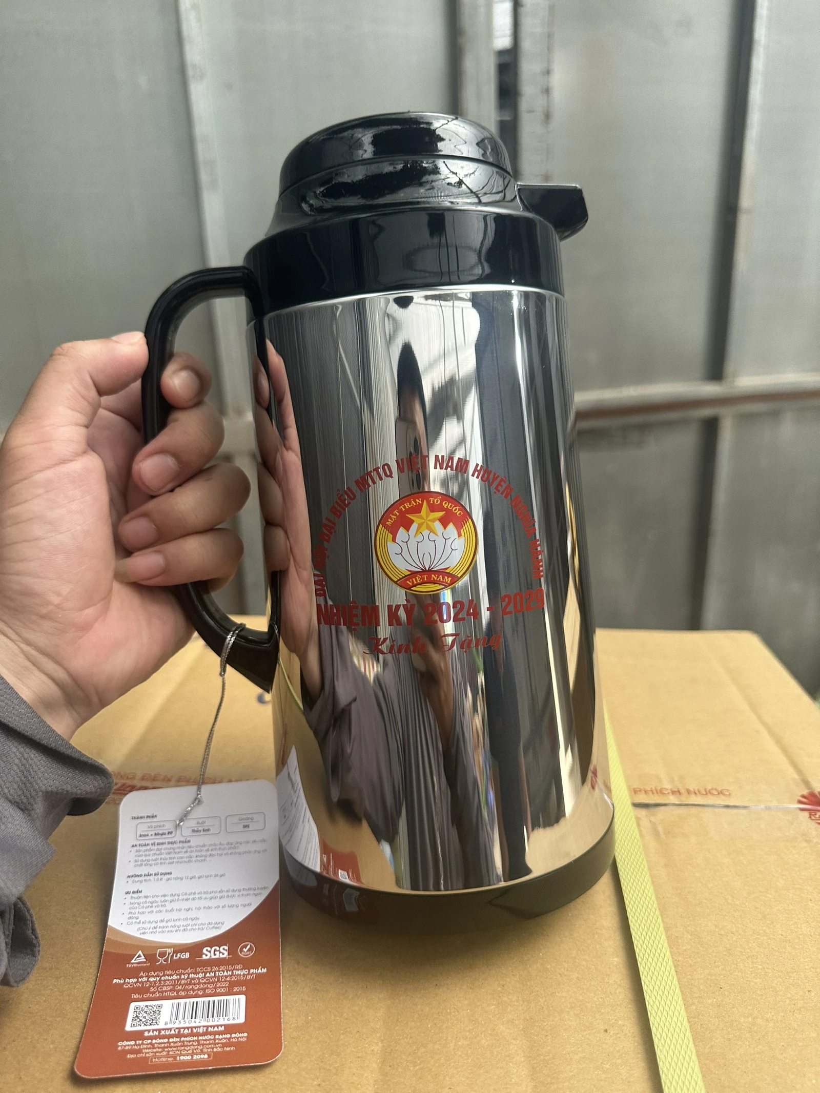 Tay cầm phích thân phản chiếu có nắp đen, chữ đỏ và thẻ treo