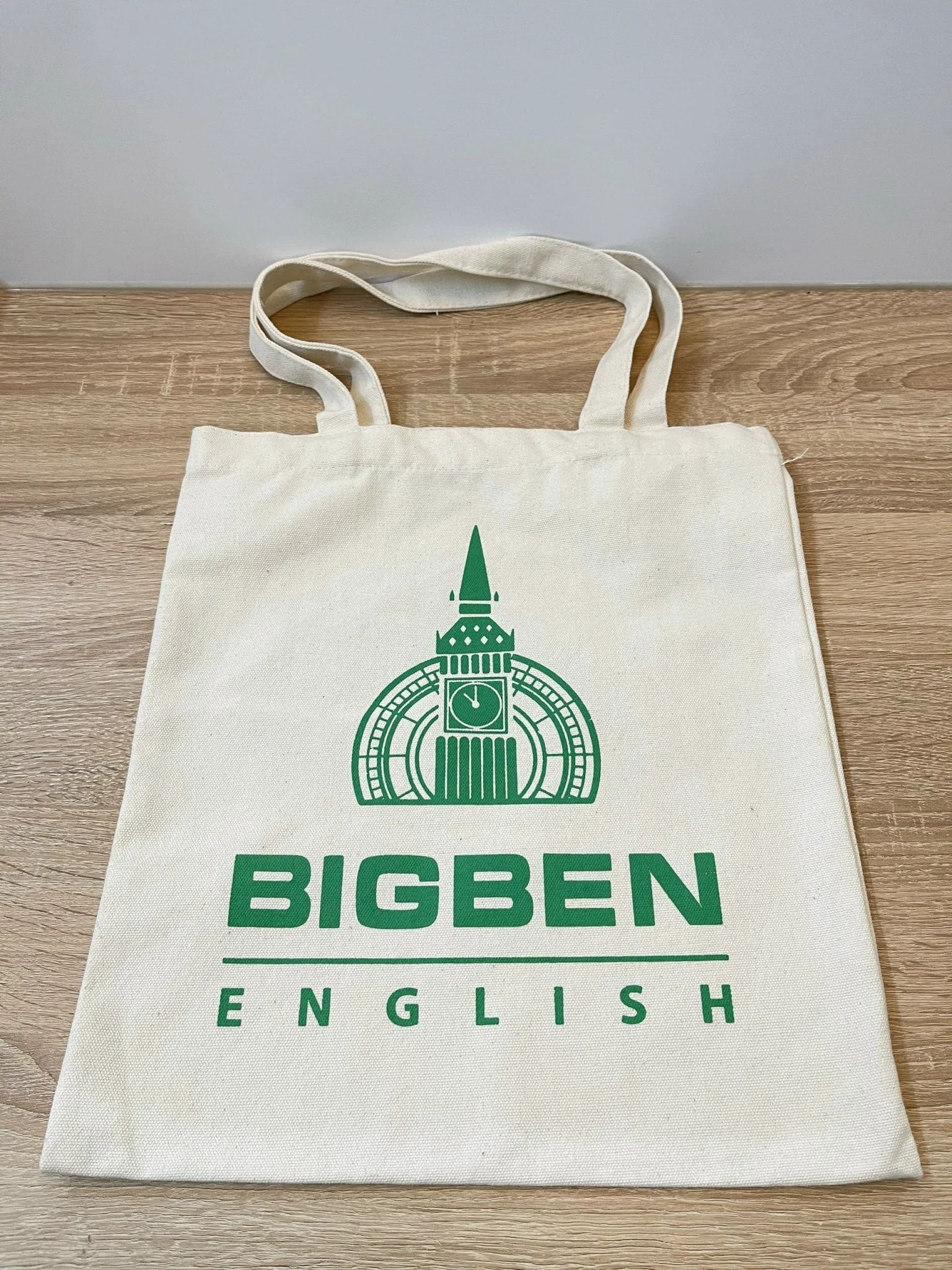 Túi vải màu kem có logo tháp và chữ BIGBEN ENGLISH xanh