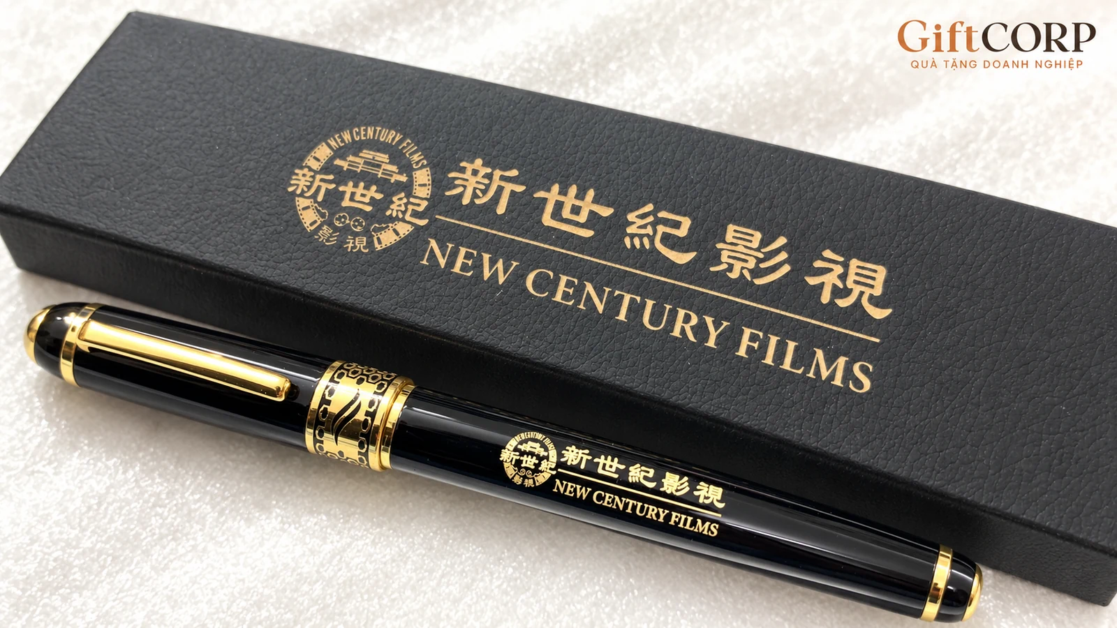 Góc cận chữ New Century Films trên bút và hộp bút