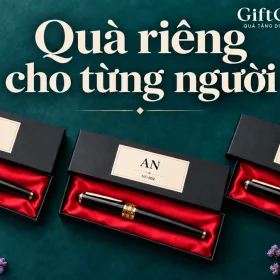 Cảnh dựng ba hộp bút với tên hư cấu AN GC-001, AN GC-002, BÌNH GC-003 và chữ Quà riêng cho từng người