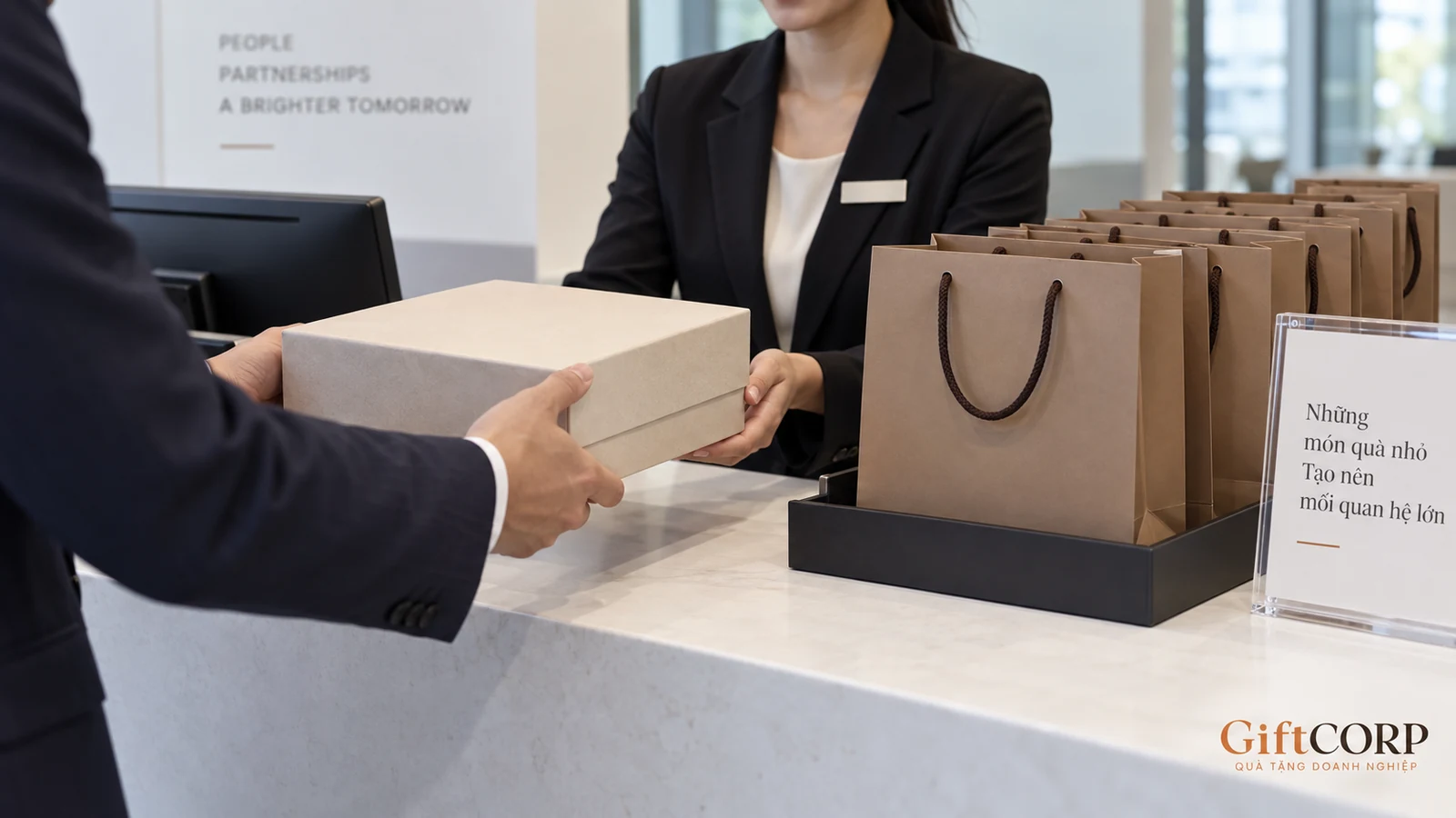 Bàn giao một hộp quà cho đầu mối tại quầy tiếp nhận