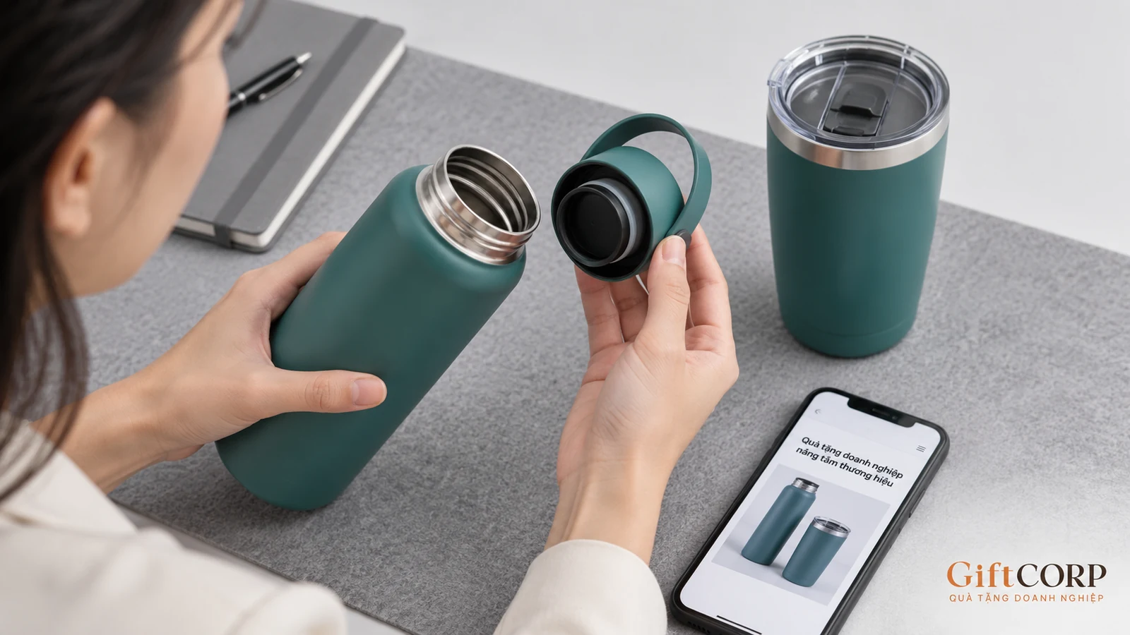Tay xem nắp và miệng bình bên cạnh một ly có nắp
