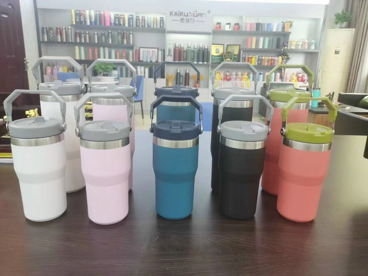 Nhiều vật dụng giữ nhiệt thân rộng nhiều màu, quai lớn trên nắp dựng lên