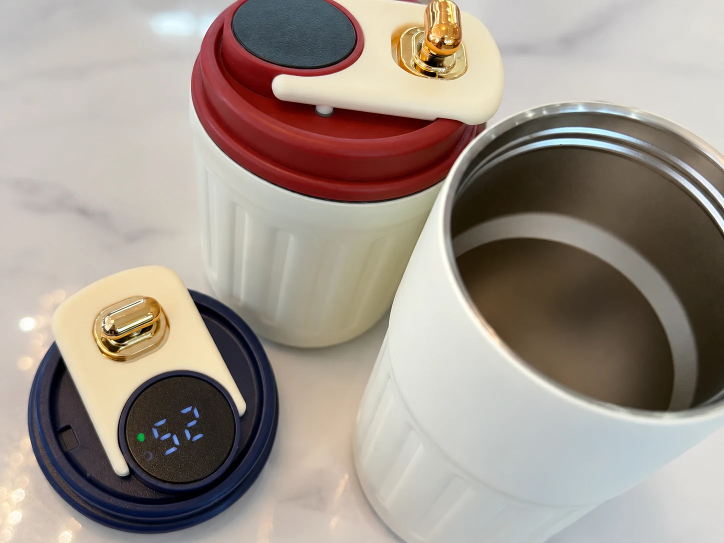 Góc cận miệng ly mở và hai cấu hình nắp