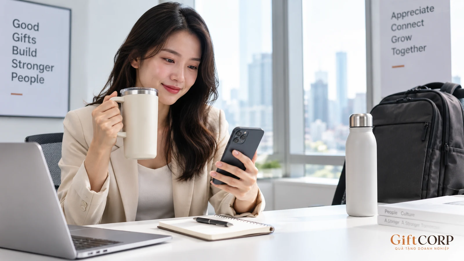Người dùng ly có quai tại bàn làm việc, bình đặt cạnh ba lô