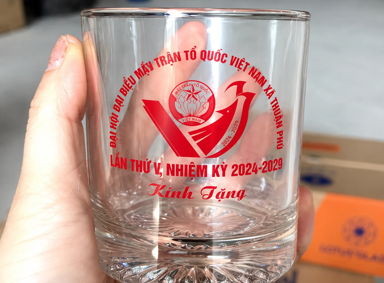 Góc cận chữ đỏ trên ly thủy tinh trong