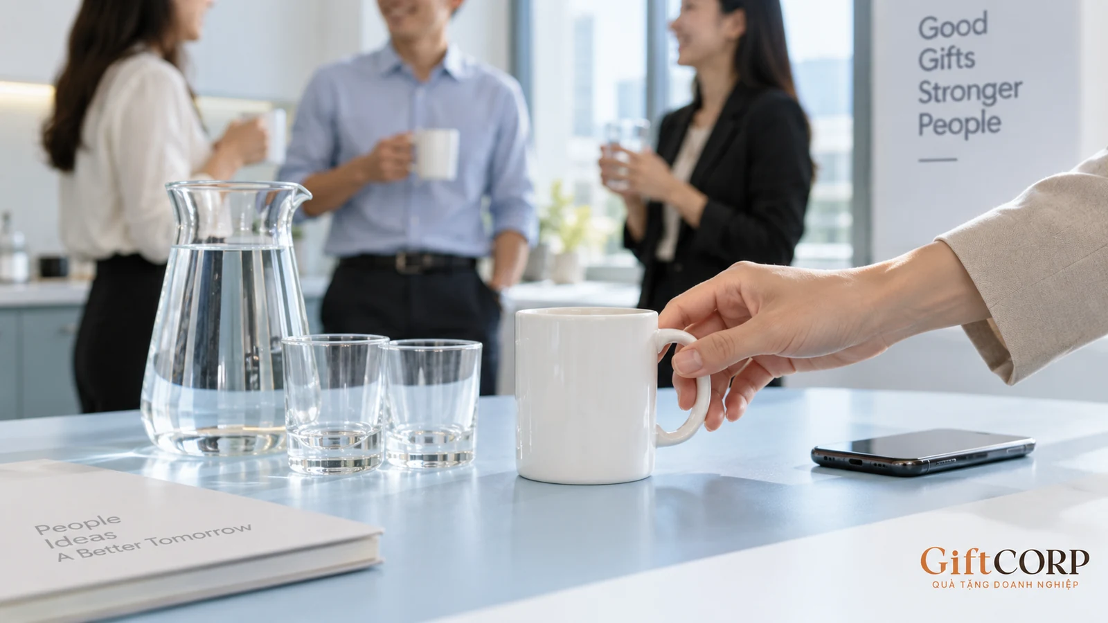 Một cốc sứ cạnh bình rót và hai ly thủy tinh