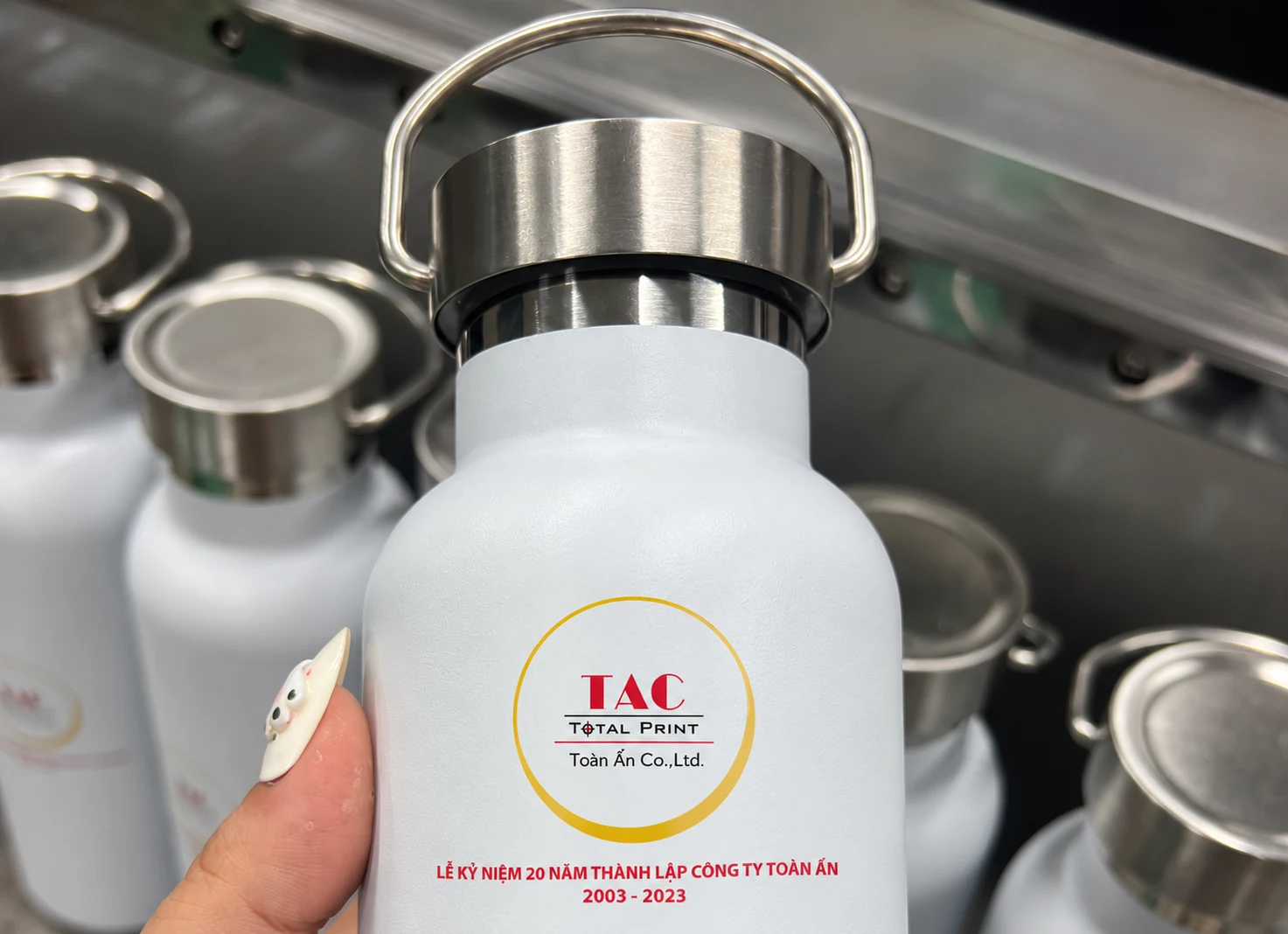 Góc cận nắp và quai kim loại trên bình trắng