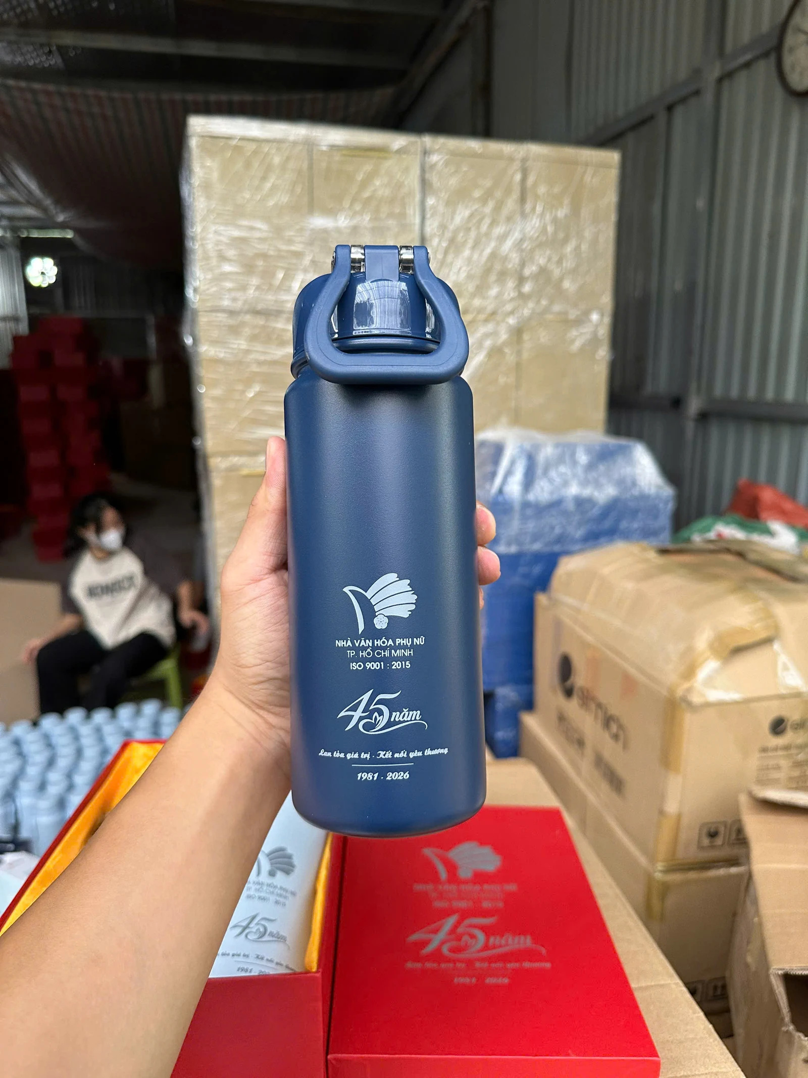 Bình xanh có nắp khóa và nhận diện trắng trên thân