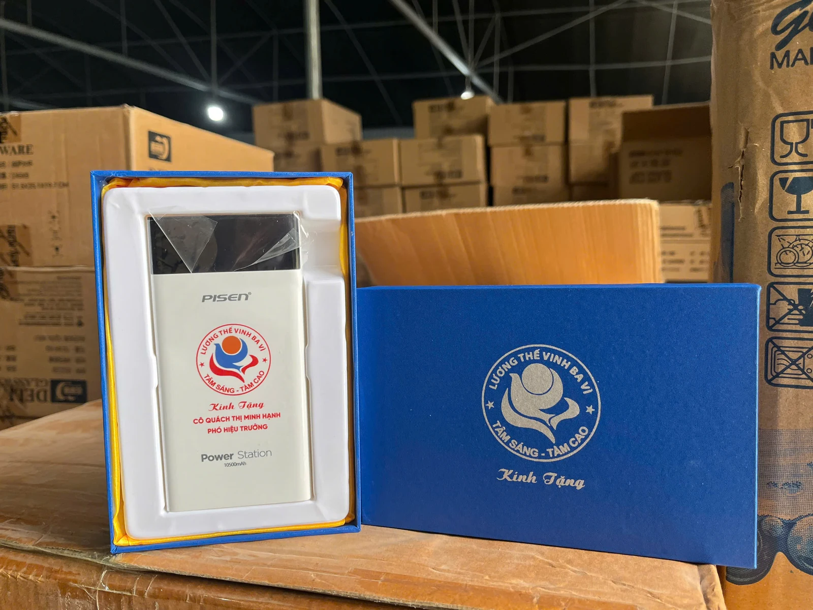 Sạc trắng PISEN có nhận diện trường trong hộp xanh lót vàng