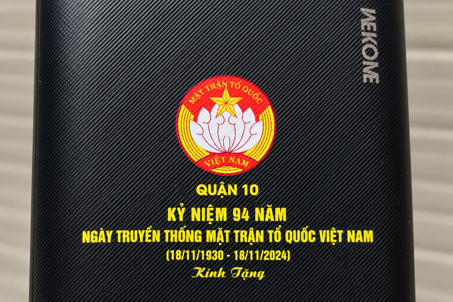 Góc cận nhận diện trên mặt sạc dự phòng đen