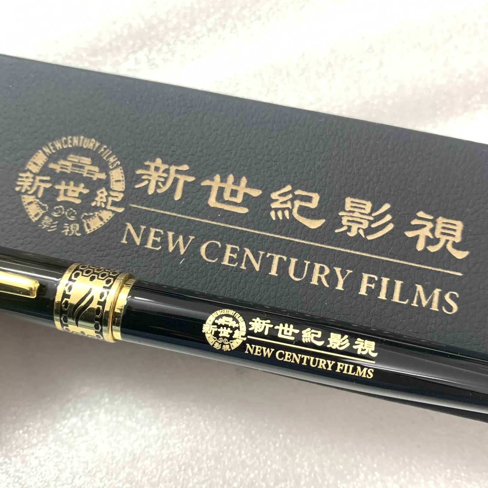 Thân bút đen và hộp đen cùng có nhận diện màu vàng New Century Films