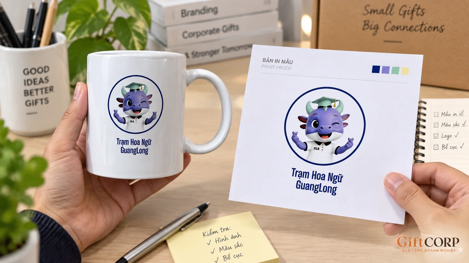Cốc có hình linh vật nhiều màu được xem cùng bản hình tham chiếu