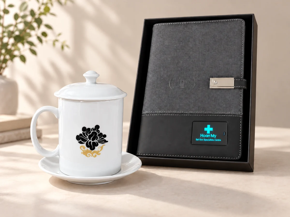 Phối cảnh cốc sứ và sổ tay từ mẫu quà GiftCorp